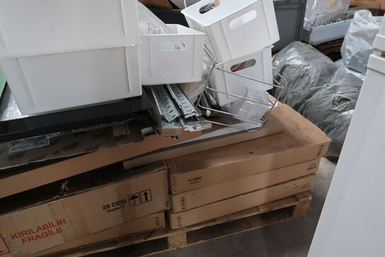 Palle med div. Reservedele bl.a. køleskabsdøre m.m.