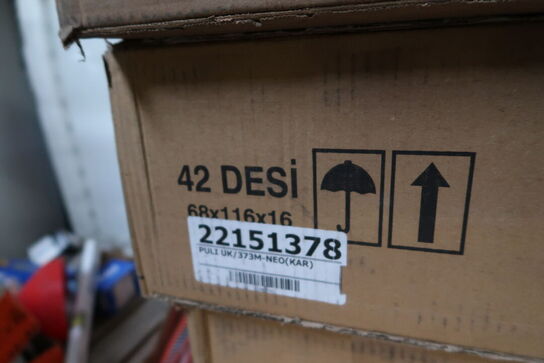 Palle med div. Reservedele bl.a. køleskabsdøre m.m.