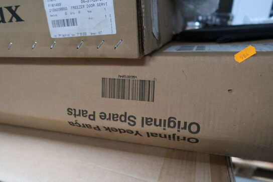 Palle med div. Reservedele bl.a. køleskabsdøre m.m.