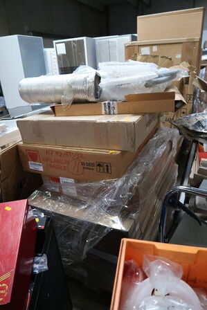 Palle med div. Reservedele bl.a. køleskabsdøre m.m.