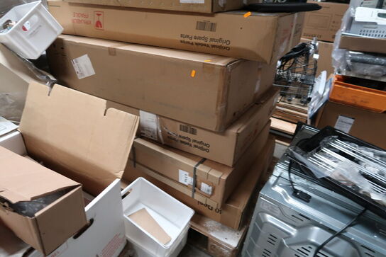 Palle med div. Reservedele bl.a. køleskabsdøre m.m.