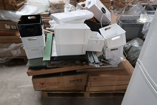 Palle med div. Reservedele bl.a. køleskabsdøre m.m.