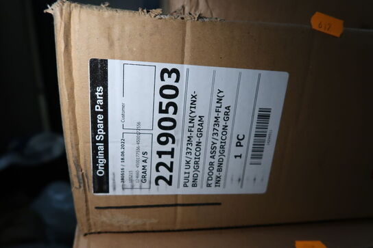 Palle med div. Reservedele bl.a. køleskabsdøre m.m.