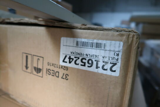 Palle med div. Reservedele bl.a. køleskabsdøre m.m.