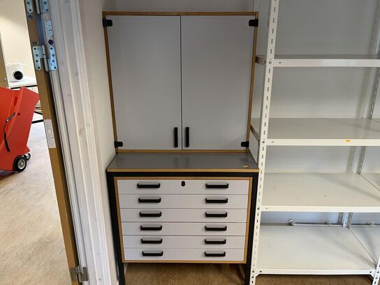 Reol system samt skab med skuffeer