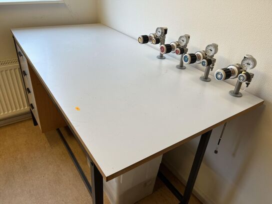 Arbejdesbord med haner