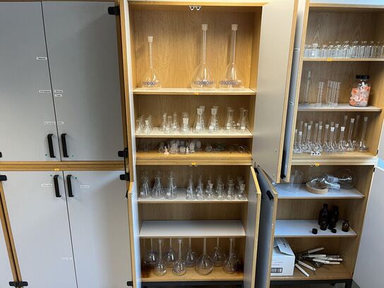 1. Stk højskab med indhold