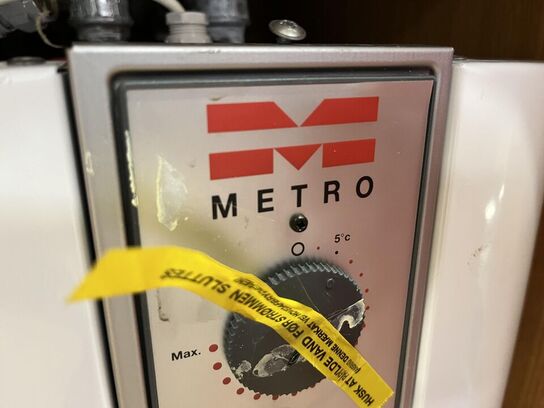 Skab med vask og varmevands beholder og stålplade, samt afsætnings bord