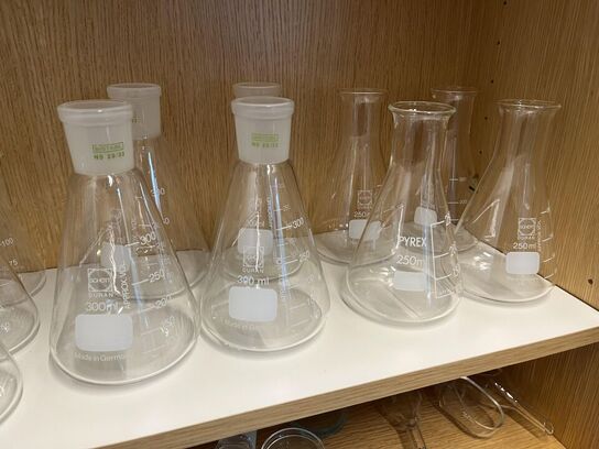 1. Stk højskab med indhold