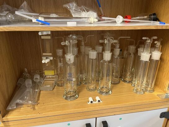 1. Stk højskab med indhold