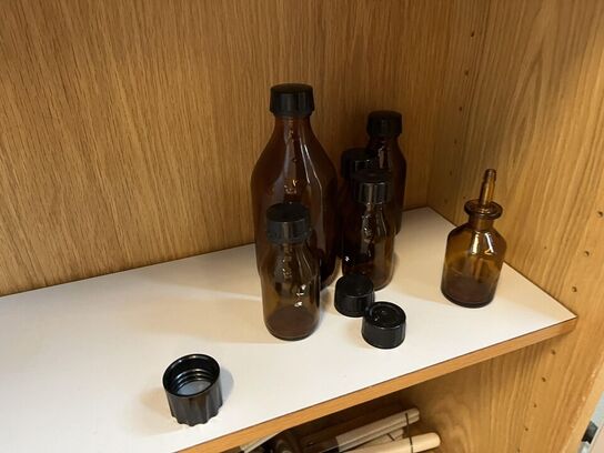 1. Stk højskab med indhold