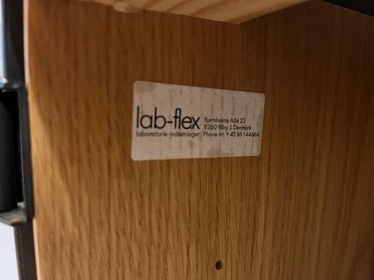 Skab med vask og varmevands beholder og stålplade, samt afsætnings bord