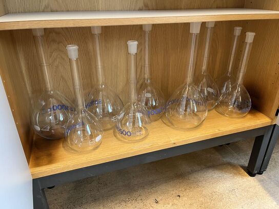 1. Stk højskab med indhold