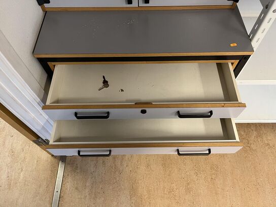 Reol system samt skab med skuffeer