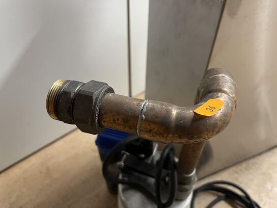 Pumpe med metal ramme