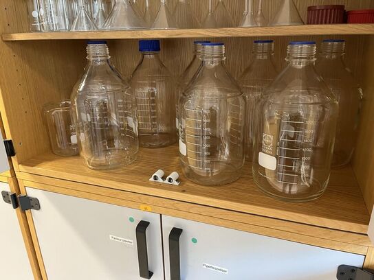 1. Stk højskab med indhold