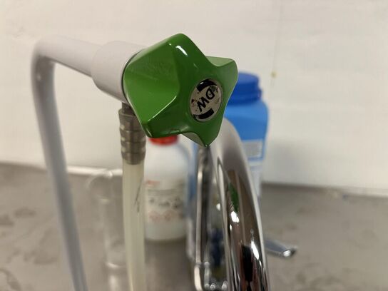 Skab med vask og varmevands beholder og stålplade, samt afsætnings bord