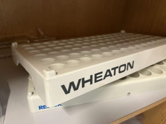 1. Stk højskab med indhold