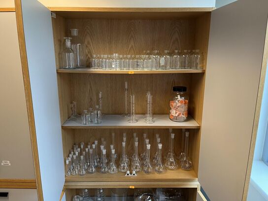 1. Stk højskab med indhold