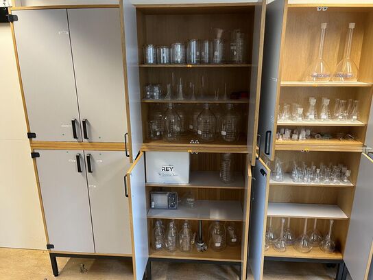 1. Stk højskab med indhold