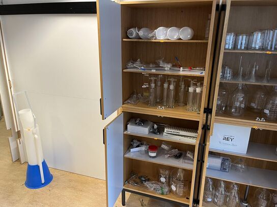 1. Stk højskab med indhold