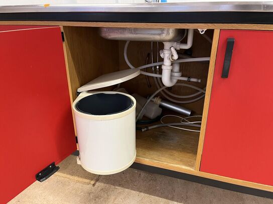 Skab med vask og varmevands beholder og stålplade, samt afsætnings bord