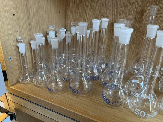 1. Stk højskab med indhold