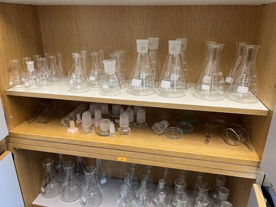 1. Stk højskab med indhold