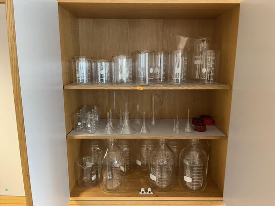 1. Stk højskab med indhold