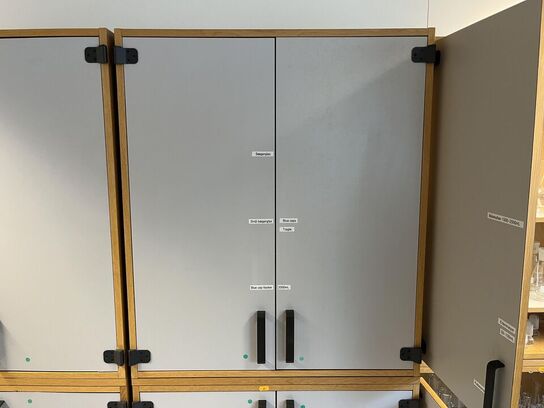 1. Stk højskab med indhold