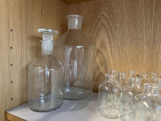 1. Stk højskab med indhold