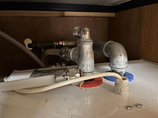 Skab med vask og varmevands beholder og stålplade, samt afsætnings bord