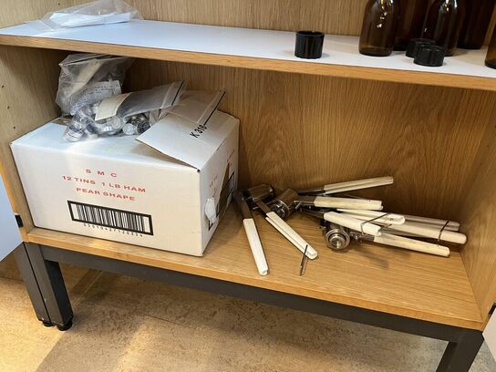 1. Stk højskab med indhold