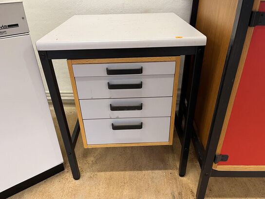 Skab med vask og varmevands beholder og stålplade, samt afsætnings bord