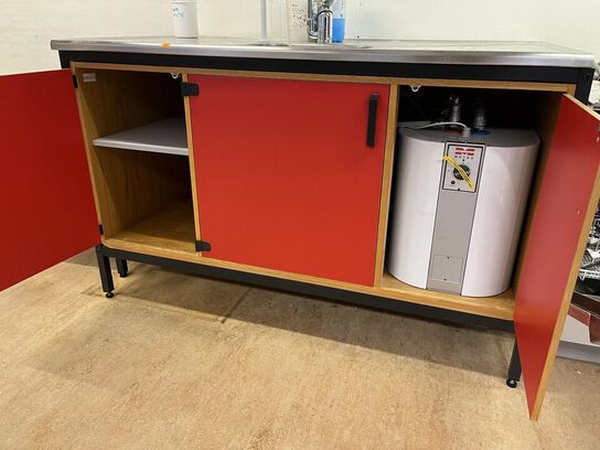 Skab med vask og varmevands beholder og stålplade, samt afsætnings bord