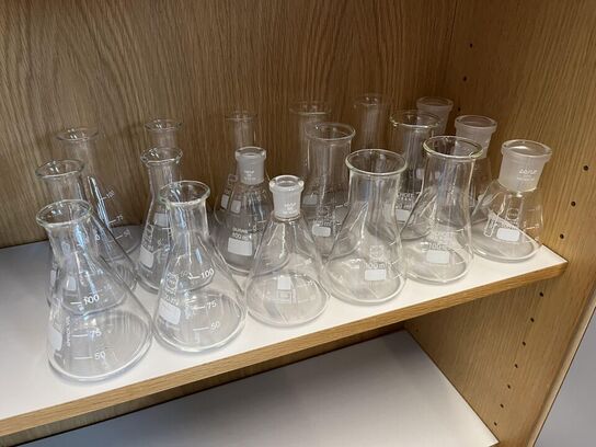 1. Stk højskab med indhold