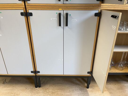 1. Stk højskab med indhold