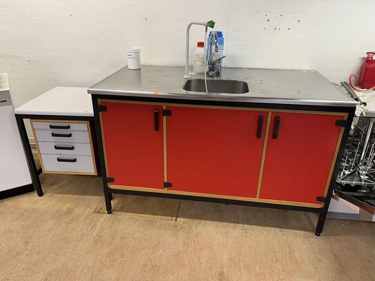 Skab med vask og varmevands beholder og stålplade, samt afsætnings bord