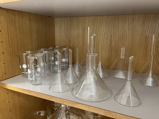 1. Stk højskab med indhold