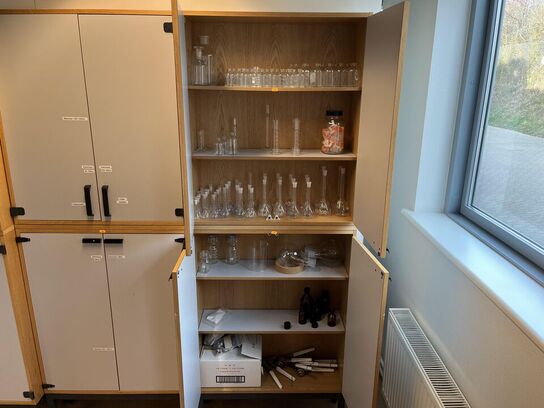 1. Stk højskab med indhold