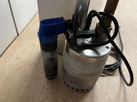 Pumpe med metal ramme