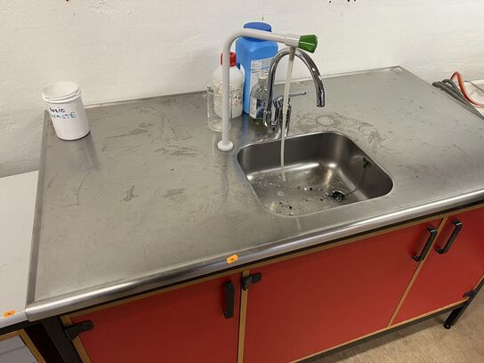 Skab med vask og varmevands beholder og stålplade, samt afsætnings bord