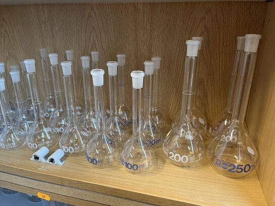 1. Stk højskab med indhold