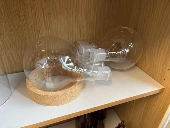 1. Stk højskab med indhold