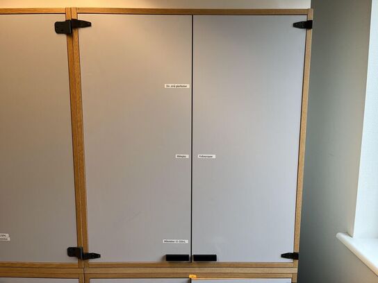 1. Stk højskab med indhold