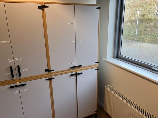 1. Stk højskab med indhold