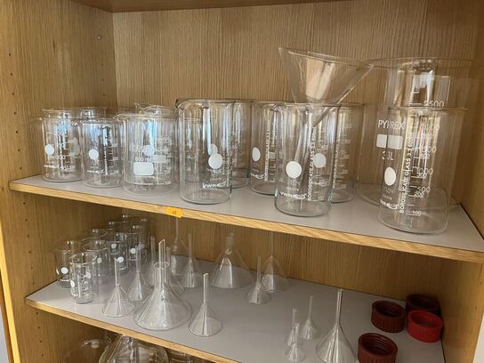 1. Stk højskab med indhold