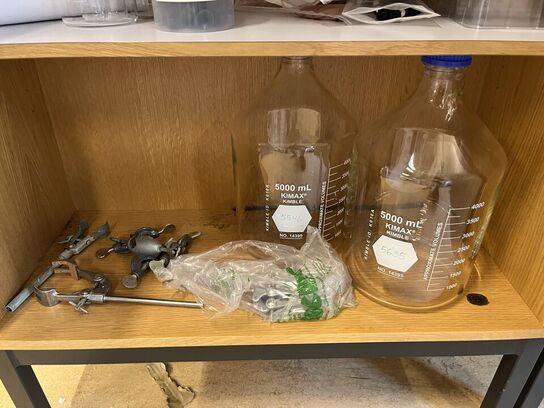 1. Stk højskab med indhold