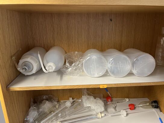 1. Stk højskab med indhold