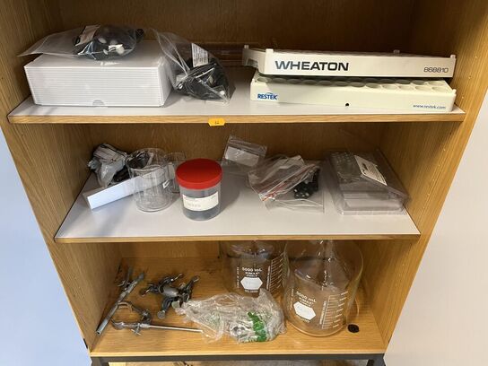 1. Stk højskab med indhold